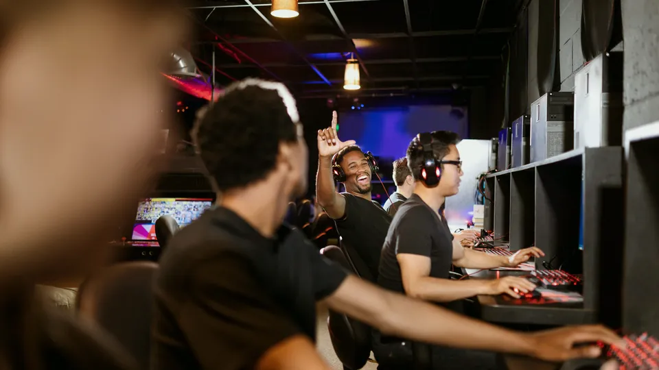 Komunitas gamer bermain bersama